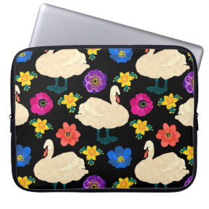 Schwäne, Blume, handgezeichnet schwarzer Hintergru Laptopschutzhülle