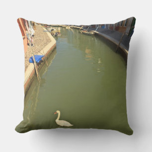 Schwäne im Kanal, Burano-Insel, Venedig, Italien Kissen