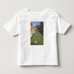 Schwäne im Kanal, Burano-Insel, Venedig, Italien Kleinkind T-shirt