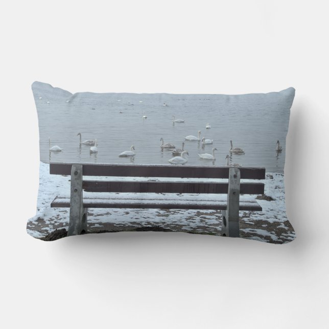 Schwäne, See und eine Bank - Kissen (Vorderseite)