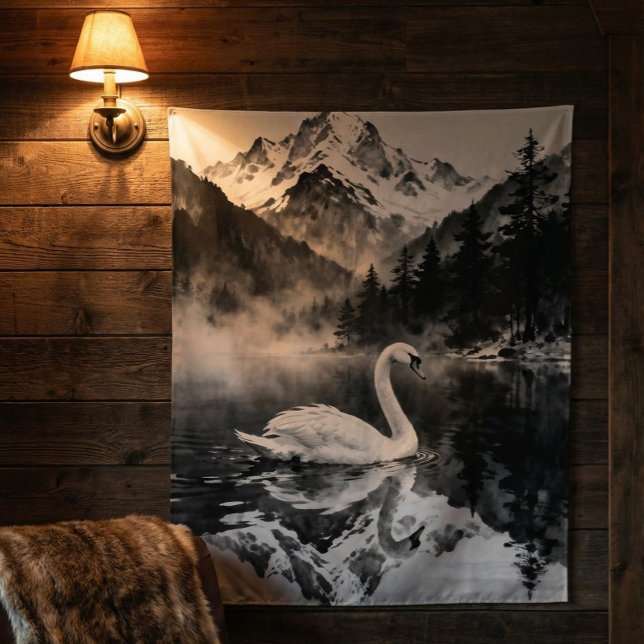 Schwanensee-Berg | Schwarz-Weiß-Tuschekunst Wandteppich (Von Creator hochgeladen)