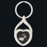 Schwangerschaft Ankündigung Sonogram Mon to be Hea Schlüsselanhänger<br><div class="desc">Niedliche Art, Ihre Schwangerschaft zu Mutter/Großmutter/Vater/Großvater/Pate/Onkel usw. anzukündigen. Füge dir ein eigenes Bild des Sonogramms hinzu. // Made for you via the Zazzle plattform. // Hinweis: Foto wird nur als Platzhalter verwendet. Sie müssen vor der Bestellung/dem Druck durch Ihr eigenes Foto ersetzt werden. Wenn Sie Hilfe benötigen, kontaktieren Sie mich...</div>