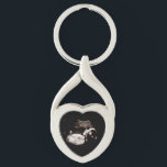 Schwangerschaft Ankündigung Sonogram Mon to be Hea Schlüsselanhänger<br><div class="desc">Niedliche Art, Ihre Schwangerschaft zu Mutter/Großmutter/Vater/Großvater/Pate/Onkel usw. anzukündigen. Füge dir ein eigenes Bild des Sonogramms hinzu. // Made for you via the Zazzle plattform. // Hinweis: Foto wird nur als Platzhalter verwendet. Sie müssen vor der Bestellung/dem Druck durch Ihr eigenes Foto ersetzt werden. Wenn Sie Hilfe benötigen, kontaktieren Sie mich...</div>