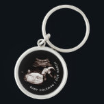 Schwangerschaft Baby Sonogramm Ultraschalluntersuc Schlüsselanhänger<br><div class="desc">Schwangerschaft Baby Sonogram Ultrasound Foto Junge Mutter Schlüsselanhänger kann vollständig an Ihre Bedürfnisse angepasst werden. © Gorjo Designs. Made for you via Zazzle Plattform. // Hinweis: Foto wird nur als Platzhalter verwendet. Sie müssen vor der Bestellung/dem Druck durch Ihr eigenes Foto ersetzt werden. Wenn Sie Hilfe benötigen, kontaktieren Sie mich...</div>