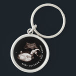 Schwangerschaft Baby Sonogramm Ultraschalluntersuc Schlüsselanhänger<br><div class="desc">Schwangerschaft Baby Sonogram Ultrasound Foto Junge Mutter Schlüsselanhänger kann vollständig an Ihre Bedürfnisse angepasst werden. © Gorjo Designs. Made for you via Zazzle Plattform. // Hinweis: Foto wird nur als Platzhalter verwendet. Sie müssen vor der Bestellung/dem Druck durch Ihr eigenes Foto ersetzt werden. Wenn Sie Hilfe benötigen, kontaktieren Sie mich...</div>