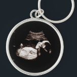 Schwangerschaft Baby Sonogramm Ultraschalluntersuc Schlüsselanhänger<br><div class="desc">Schwangerschaft Baby Sonogram Ultrasound Foto Junge Mutter Schlüsselanhänger kann vollständig an Ihre Bedürfnisse angepasst werden. © Gorjo Designs. Made for you via Zazzle Plattform. // Hinweis: Foto wird nur als Platzhalter verwendet. Sie müssen vor der Bestellung/dem Druck durch Ihr eigenes Foto ersetzt werden. Wenn Sie Hilfe benötigen, kontaktieren Sie mich...</div>