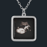 Schwangerschaft Baby Ultrasound Sonogram Foto Neck Versilberte Kette<br><div class="desc">Schwangerschaft Baby Ultrasound Sonogram Foto Necklace Kann vollständig auf Anzug Ihre Bedürfnisse angepasst werden. © Gorjo Designs. Made for you via Zazzle Plattform. // Hinweis: Foto wird nur als Platzhalter verwendet. Sie müssen vor der Bestellung/dem Druck durch Ihr eigenes Foto ersetzt werden. Wenn Sie Hilfe benötigen, kontaktieren Sie mich bitte....</div>