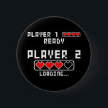 Schwangerschaftsankündigung Baby Player 2 Ladung Button<br><div class="desc">Funny Gamer "Player 1 Ready Player 2 Loading" Mama 2. Babyschwangerschaftsankündigung anwesend. Muttertagsgeschenke für Frauen,  die während der Babydusche gut zu tragen sind,  Geschlecht offenbaren Party oder Schwangerschaftsankündigung</div>