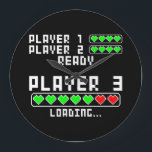 Schwangerschaftsankündigung Baby Player 3 Ladung Große Wanduhr<br><div class="desc">Funny Gamer "Player 2 Ready Player 3 Loading" Mama 3. Babyschwangerschaftsankündigung anwesend. Muttertagsgeschenke für Frauen,  die während der Babydusche gut zu tragen sind,  Geschlecht offenbaren Party oder Schwangerschaftsankündigung</div>