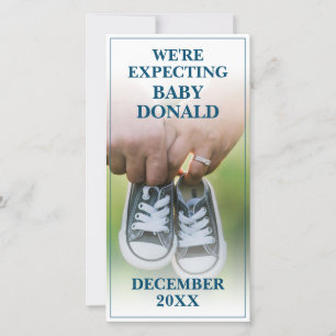 Schwangerschaftsankündigung mit Kinderschuhen