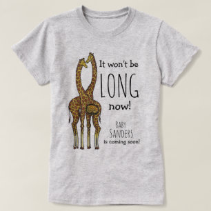 Schwanges Giraffenpaar mit individuellem Namen T-Shirt