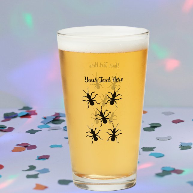 Schwarm marschierender gruseliger schwarzer Ameise Glas (Cluster of marching black ants on glass drink tumbler.)