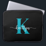 Schwarz-Aquamarin-Monogramm Laptopschutzhülle<br><div class="desc">Diese schlichte,  elegante 15" schwarze Notebook-Hülle mit Ihrem Vornamen in einem trendigen Script-Schriftart in Weiß und Ihre erste Erstaufnahme in einem modernen aquamarinen Cap-Schriftart ist perfekt für Sie. Es ist stilvoll und trendig und dennoch sehr klassisch. Es ist einzigartig - wie du!</div>