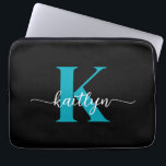 Schwarz-Aquamarin-Monogramm Laptopschutzhülle<br><div class="desc">Diese einfache,  elegante 13" Notebook-Hülle mit Ihrem Vornamen in einem trendigen Script-Schriftart in Weiß und Ihre erste Erstaufnahme in einem modernen aquamarinen Cap-Schriftart ist perfekt für Sie. Es ist stilvoll und trendig und dennoch sehr klassisch. Es ist einzigartig - wie du!</div>