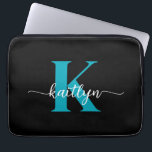Schwarz-Aquamarin-Monogramm Laptopschutzhülle<br><div class="desc">Diese einfache,  elegante 13" Notebook-Hülle mit Ihrem Vornamen in einem trendigen Script-Schriftart in Weiß und Ihre erste Erstaufnahme in einem modernen aquamarinen Cap-Schriftart ist perfekt für Sie. Es ist stilvoll und trendig und dennoch sehr klassisch. Es ist einzigartig - wie du!</div>
