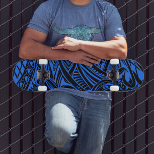 Schwarz-Blau-Stämme Abstrakt Skateboard