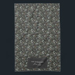 Schwarz-botanisch elegante moderne Geschenkdekorat Geschirrtuch<br><div class="desc">Weiche grüne,  schwarze,  braune grün und grau elegante moderne Blätter eucalyptus Wasserfarbe botanische natürliche Weihnachtsgeschenk Dekoration. Einfaches,  sauberes und minimales Design. Mit Platz für die Personalisierung von Familiennamen.</div>