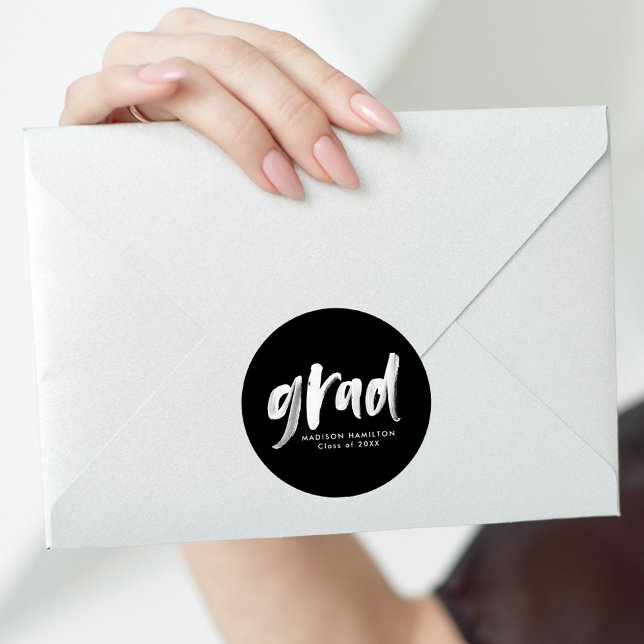 Schwarz | Brush Script Grad Abschluss Runder Aufkleber (Von Creator hochgeladen)