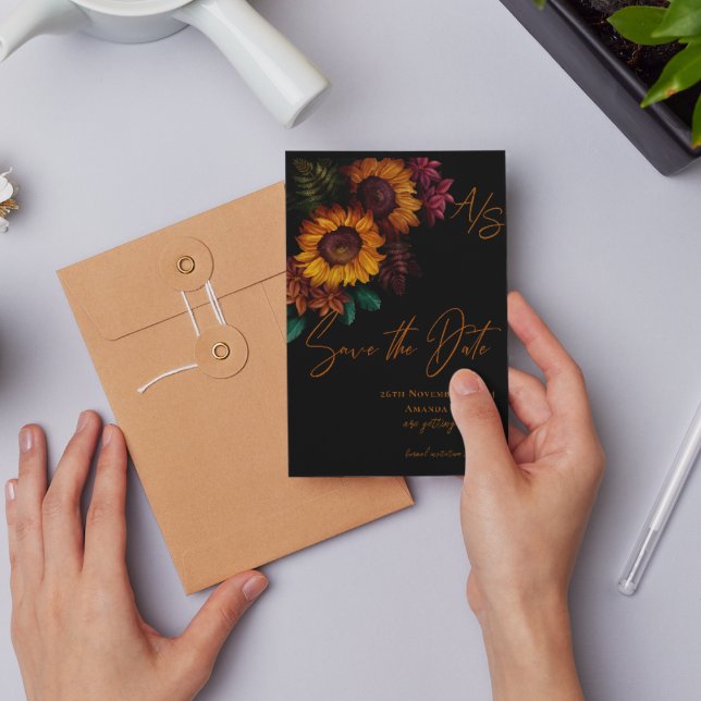 Schwarz Burnt Orange Monogram Wedding Save the Dat Postkarte (Black Burnt Orange Monogram Wedding Save the Date Postcard)