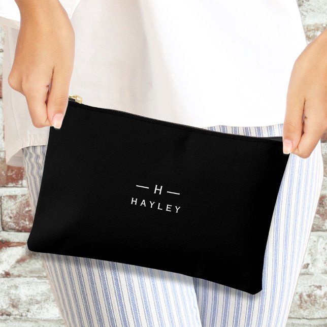 Schwarz-Chic-Monogramm Zubehörtasche (Black and white monogram  accessory pouch being held by a woman's hands)