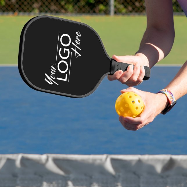Schwarz des modernen Firmenlogos Pickleball Schläger (InSitu)