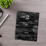 Schwarz-elegantes Monogramm-Firmenlogo Planer<br><div class="desc">Stilvoll schwarz glänzender Hintergrund. Personalisieren Sie Ihre Firma,  Ihr Firmenlogo,  einen Text,  ein Jahr und Ihren persönlichen Namen. Weiße Buchstaben. Wenn Sie es ohne Text gewollt haben,  löschen Sie mit der Backspace-Taste.</div>