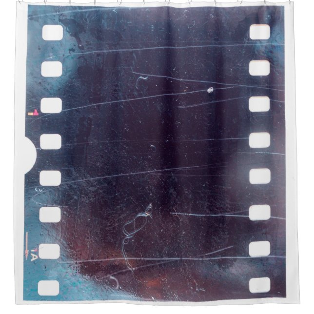 schwarz gekratzter 35 mm Filmrahmen, Emulsionstext Duschvorhang (Vorderseite)