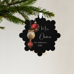 Schwarz-Gold Baubles Weihnachtsdekor Ornament Karte<br><div class="desc">Moderner schwarzer Hintergrund. Rot und Gold,  Grün und Kiefernkegel. Personalisieren Sie Ihren Namen,  Jahr. Text: Frohe Weihnachten</div>