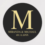 Schwarz-Gold-elegante Monogram-Gastgeschenk Hochze Etiketten<br><div class="desc">Ein elegantes Design mit Monogramm,  Name und Datum in Goldserf-Schriftart-Stil auf schwarzem Hintergrund. Bitte beachten Sie: Die Details der Folie werden im Kunstwerk simuliert. Bei der Herstellung dieses Produktes wird keine Folie verwendet.</div>