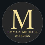 Schwarz-Gold-elegante Monogram-Gastgeschenk Hochze Runder Aufkleber<br><div class="desc">Ein modernes,  elegantes Design in Schwarz und Gold mit Monogramm,  Namen und Datum in beruflichem Schriftart-Stil auf schwarzem Hintergrund. Bitte beachten Sie,  dass es sich bei der auf dem Produkt abgebildeten Goldfolie um einen gedruckten Effekt und nicht um eine echte Goldfolie handelt.</div>