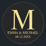 Schwarz-Gold-elegante Monogram-Gastgeschenk Hochze Runder Aufkleber<br><div class="desc">Ein modernes,  elegantes Design in Schwarz und Gold mit Monogramm,  Namen und Datum in beruflichem Schriftart-Stil auf schwarzem Hintergrund. Bitte beachten Sie,  dass es sich bei der auf dem Produkt abgebildeten Goldfolie um einen gedruckten Effekt und nicht um eine echte Goldfolie handelt.</div>