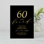 Schwarz-Gold-Foil | 60 Jahre Liebe 60. Geburtstag Folieneinladung<br><div class="desc">Feiern Sie Ihren besonderen Tag mit dieser modernen Geburtstagsfeier. Dieses Design verfügt über ein stilvolles Goldfolienskript "60 Jahre Loved" mit einem sauberen Layout auf schwarzem Hintergrund. Sie können den Text auf jedes Alter oder jede Veranstaltung personalisiert. Weitere Designs und Party-Zubehör sind in meinem Shop BaraBomDesign erhältlich.</div>