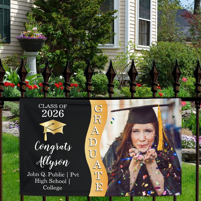 Schwarz | Gold Glückwunschs Graduate Wave Foto Banner (Classy Modern Black and Gold Tone "Graduate" Grad Cap Graduation Party Banner )