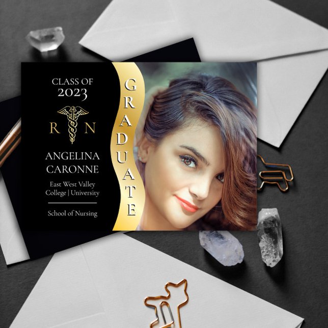 Schwarz |Gold Graduate Wave Caduceus RN Nursing Gr Ankündigung (Von Creator hochgeladen)