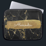 Schwarz-Gold-Marmor mit Goldfolie und Glitzer Laptopschutzhülle<br><div class="desc">Schwarz-Gold Marmor mit Gold Foil und Glitzer Elegant Monogram Name Sleeve. Diese Hülle kann auf Ihren Vornamen angepasst werden.</div>