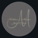 Schwarz-Gold-Monogramm Runder Aufkleber<br><div class="desc">Gold Monogramm auf schwarzem Hintergrund. Personalisieren Sie Ihre Bedürfnisse nach Anzug.</div>