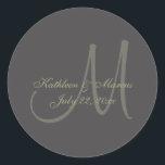 Schwarz-Gold-Monogramm Runder Aufkleber<br><div class="desc">Gold Monogramm auf schwarzem Hintergrund. Personalisieren Sie Ihre Bedürfnisse nach Anzug.</div>