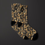 Schwarz-Gold-Monogramm Socken<br><div class="desc">Mit unseren Black and Gold Monogram Socken erhalten Sie einen zeitlosen Look. Die Kombination aus Schwarz und Gold schafft ein elegantes und luxuriöses Aussehen. Verpassen Sie nicht die Gelegenheit,  es mit unserer passenden Halsbinde für ein komplettes Outfit zu kombinieren.</div>