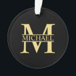 Schwarz-Gold-Monogramm und Personalisierter Name Ornament<br><div class="desc">Personalisiertes Monogramm und Namensschild mit personalisierten Monogramm im klassischen Serif-Schriftart-Stil mit Namensbox in der Mitte von Monogramm auf schwarzem Hintergrund.

Perfekt als Wohngestaltungen,  Hauswärme Geschenke,  Feriengeschenke für Familien,  Neuvermählte und mehr.

Beachte:Die Folien-Details sind simuliert und in Farbe auf das Produkt gedruckt.Bei der Herstellung dieses Produktes wird keine Folie verwendet.</div>