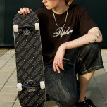 Schwarz-Gold-School-Abschluss-Jahresmuster Skateboard<br><div class="desc">Schwarz und Gold Abschluss Jahr Skateboard für Senioren. Personalisieren Sie es,  indem Sie Ihren Abschluss Jahr. Geeignet sowohl für High-School- als auch für Unis.</div>