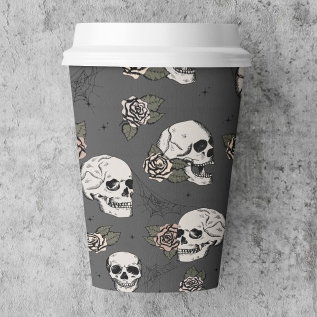 Schwarz-Gothic-Skulls und Rose Halloween Pappbecher (Purple Gothic Skull Paper Cup. Elegant Pattern of Hand Drawn Skulls & Roses for Fall Halloween Party)