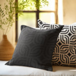 Schwarz-Grau-Ornament-Muster antikes Design Kissen<br><div class="desc">Schwarze Ornamenmuster antikes Design auf einem dunkelgrauen Hintergrund. Ein elegantes monochromes Muster für eine Wohngestaltung-Kollektion.</div>