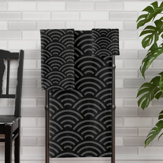Schwarz-Grau-Wave-Muster japanischer Stil Badhandtuch Set (A modern take on the traditional Japanese Seigaiha wave print pattern perfect for your japandi style)