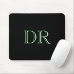 Schwarz-Grün-Zollinitialen minimalistisch Mousepad<br><div class="desc">Hellgrüne benutzerdefinierte Initialen auf schwarzem Hintergrund minimalistisches Textdesign.</div>