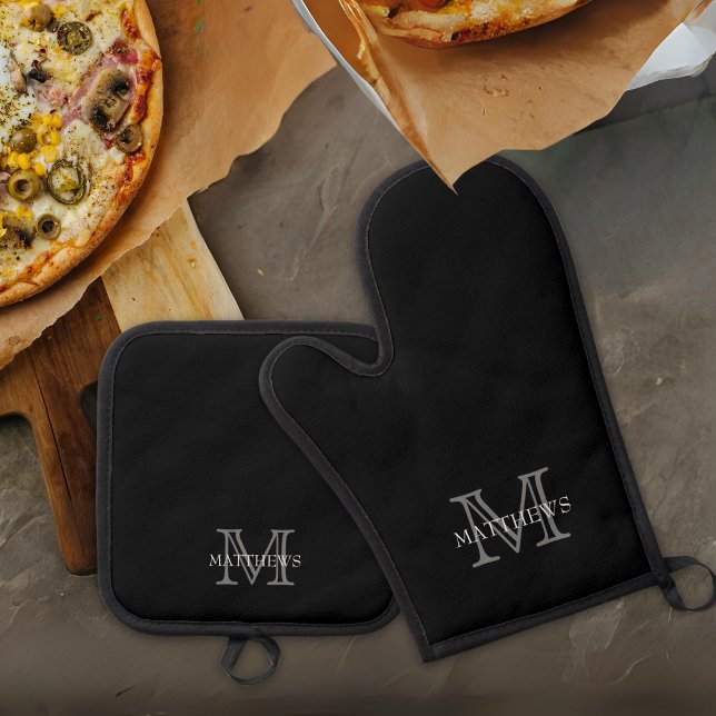 Schwarz Klassisches Monogramm und Name Ofenhandschuh & Topflappen-Set (A personalized oven mitt and pot holder set is the perfect gift for anyone that loves to cook.)