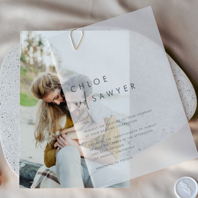 Schwarz Minimalistisches handgeschriebenes Skript  (This modern vellum wedding invitation features handwritten script and minimalist typography.)