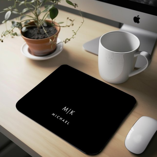 Schwarz | Modernes Monogramm Mousepad (A minimalist modern mousepad with your monogram or initials)