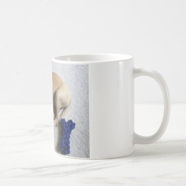 Schwarz-Mund Kanaillewelpe mit blauem Spielzeug Kaffeetasse (Rechts)