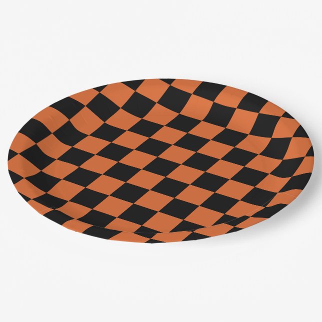 Schwarz-orange Halloween-Schachbrettmuster  Pappteller (Schrägansicht)