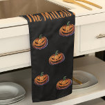 Schwarz-Orange Pumpkin Halloween personalisiert Geschirrtuch<br><div class="desc">Mit unserem personalisierten Küchentuch mit einem festlich schwarz-orangefarbenen Kürbis-Design verleihen Sie Ihrer Küche einen strahlenden Charme! Dieses Handtuch ist perfekt zu Halloween und nicht nur funktionell, sondern auch für Ihre Zuhause eine hübsche Dekoration. Egal ob Sie Leckereien backen oder ein Halloween-Party beherbergen, es ist das ideale Zubehör, um Ihren Saisongeist...</div>